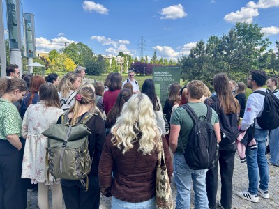 Studientag am Centrum Dialogu im. Marka Edelmana – Prof. Sascha Feuchert führt die deutsch-polnische Seminargruppe durch den „Park der Überlebenden“ (Park Ocalałych) / Foto: Jennifer Ehrhardt