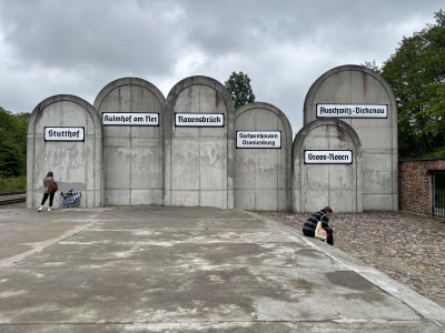 Gedenkort Radegast – Sechs symbolische Grabsteine erinnern an die Opfer des Holocaust / Foto: Jennifer Ehrhardt