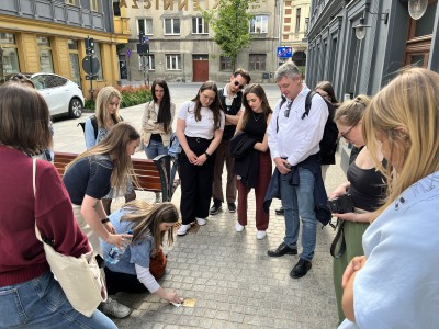 Studierende putzen die Stolpersteine von Nacha (Natalia) Wajntraub, der Mutter von Leon Weintraub, und seiner Schwester Rajzla (Ruśka) Wajntraub / Foto: Anika Binsch
