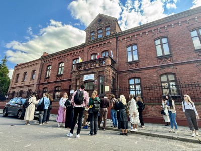 Die ehemalige Dienststelle der Kriminalpolizei im Getto an der Kościelna-Straße 8. Das Gebäude war im Getto als „Rotes Haus“ bekannt und gefürchtet. / Foto: Jennifer Ehrhardt