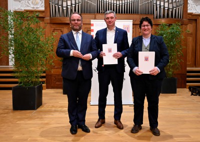 v.l.n.r. Minister Timon Gremmels, Prof. Sascha Feuchert und Dr. Anika Binsch
Foto: HMWK