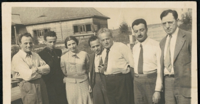 (Emanuel Ringelblum (Erster von links) mit einer Gruppe von Freunden aus der Studentenorganisation &bdquo;Cherut&rdquo; [hebr. Freiheit], ca. 1919. Quelle: Gedenkbuch von Nowy Sącz, ŻIH-Bibliothek) 