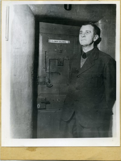 Erich von dem&nbsp;Bach-Zelewski&nbsp;vor seiner Zelle w&auml;hrend der N&uuml;rnberger Prozesse, vmtl. 1946 / Foto: National Archives, photo no. 238-NT-442