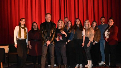 Die Hauptakteur:innen des Abends (v.l.n.r.): Aileen Carvelli, Michelle Damm, Sven G&ouml;rtz, Nicoletta Murano, Aleksandra Bak-Zawalski, Sascha Feuchert, Angelina Isak, Franziska Schrodt, Celine Sch&uuml;tz, Jennifer Ehrhardt, Felix Luckau und Karolin Kreyling / Foto: Barbara Czernek f&uuml;r den Gie&szlig;ener Anzeiger