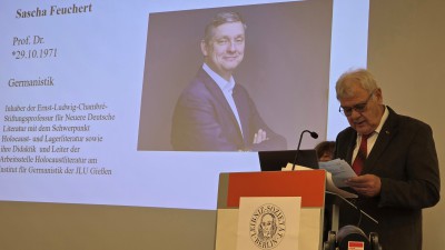 Wolfgang Methling, Vizepräsident der Leibniz-Sozietät, verliest eine Würdigung der wissenschaftlichen Leistungen von Prof. Sascha Feuchert