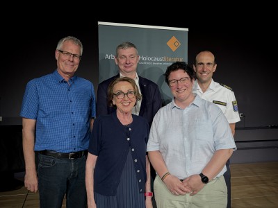 Die Hauptakteur:innen des Abends /

Vordere Reihe (v.l.n.r.): Dr. Eva Umlauf und Dr. Anika Binsch (AHL) / Hintere Reihe (v.l.n.r.): Matthias Tiessen (Lagergemeinschaft Auschwitz), Prof. Dr. Sascha Feuchert (AHL) und Torsten Kr&uuml;ckemeier (Polizeipr&auml;sidium Mittelhessen)

